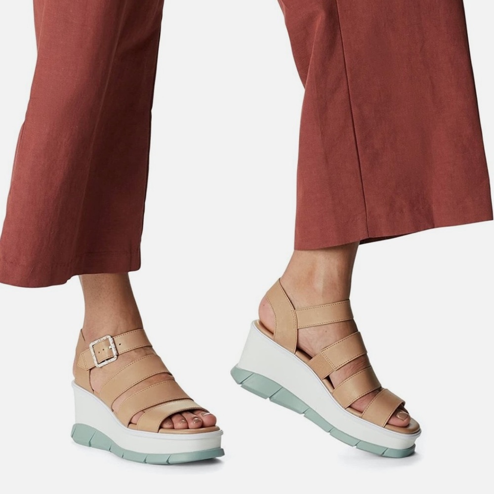 Sorel Tan and White Platform Sandals 9.5 sizes